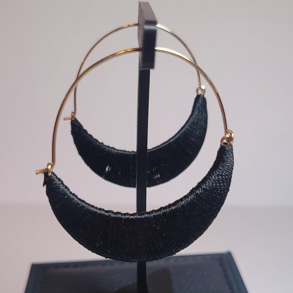 Black & Gold Woven String Hoop Earrings – Boho Chic - Picture 3 of 7